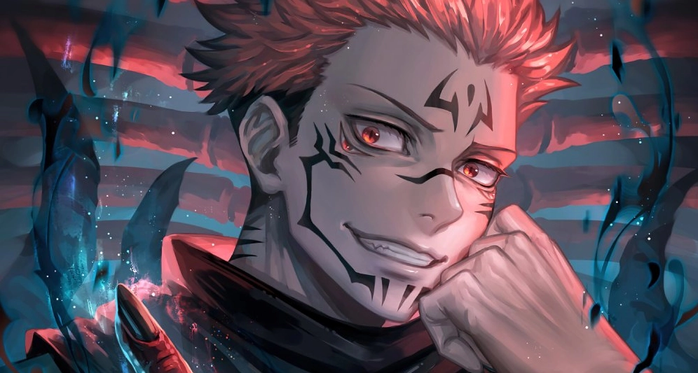 Ảnh anime Sukuna ngồi khoanh chân trên bãi xương, với ánh mắt khinh miệt và nụ cười nửa miệng đầy mưu mô, bao trùm bởi không khí u tối