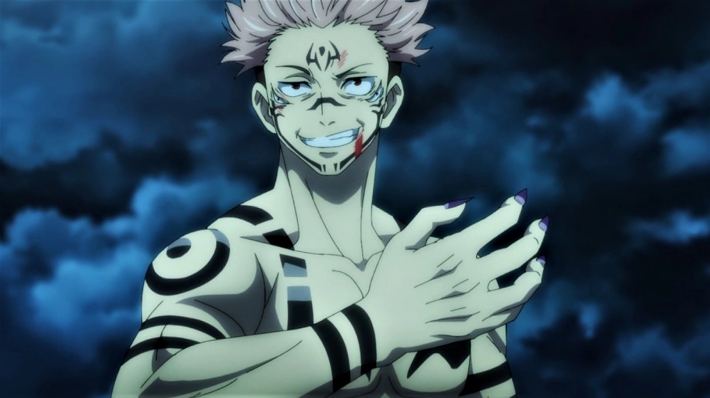Ảnh anime Sukuna với biểu cảm giận dữ và uy lực, các vết ấn lời nguyền nổi bật trên khuôn mặt cùng đôi mắt đỏ rực, thể hiện sự kiểm soát