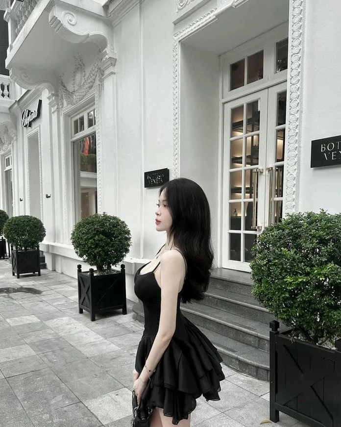 Ảnh gái xinh mặc váy ngắn xếp ly đen cực chất theo phong cách học đường năng động.