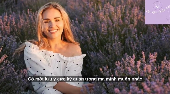 Ảnh nền tôn lên làn da ngọc ngà và vòng eo con kiến của cô gái
