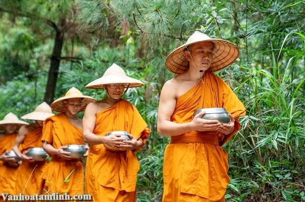 Hình ảnh mang tính biểu tượng về sự thanh tẩy và khổ chế trong đời sống tâm linh