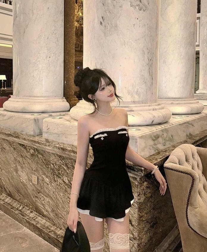 Hình nền gái xinh mặc váy ngắn đi dã ngoại giữa khung cảnh thiên nhiên trong lành, tươi mát.
