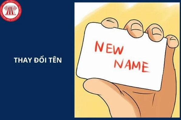 Một người đang điền vào tờ đơn xin thay đổi họ tên theo quy định pháp luật