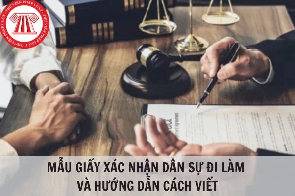Một người đang ký vào văn bản pháp lý để bảo vệ quyền lợi của mình
