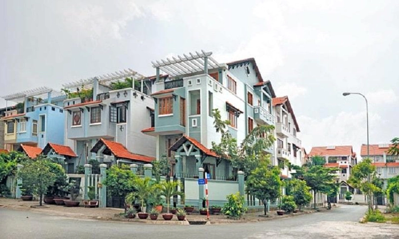 Toàn cảnh một khu dân cư hiện hữu với nhà cửa và đường sá đã được xây dựng hoàn chỉnh