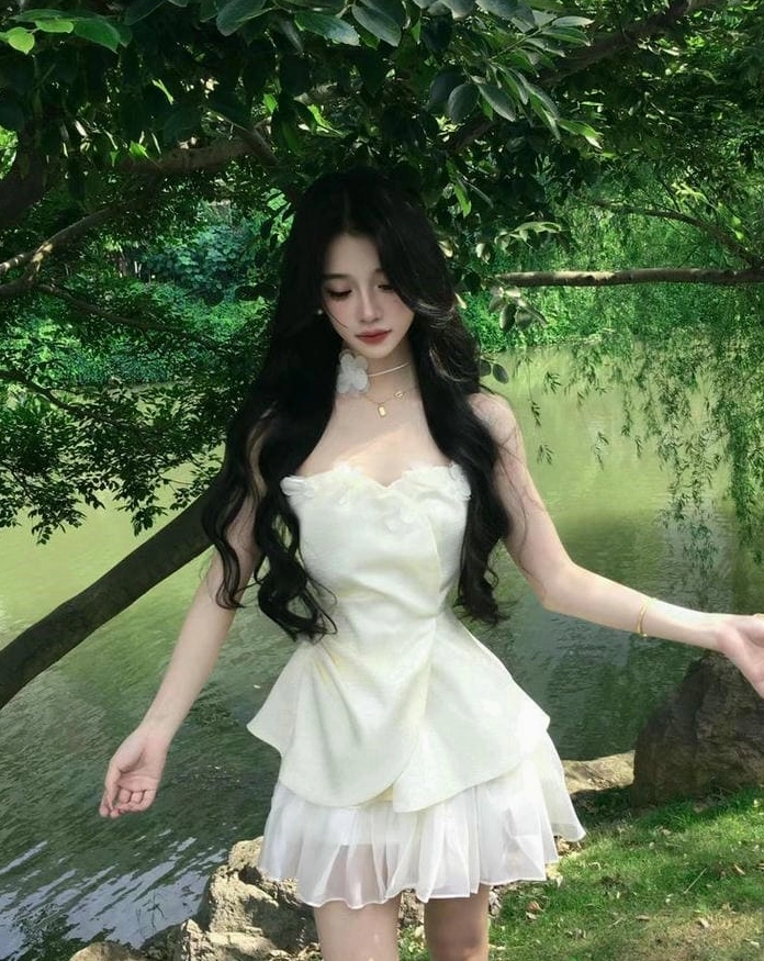 Wallpaper gái xinh mặc váy ngắn phong cách Trung Quốc khoe dáng đẹp quyến rũ.